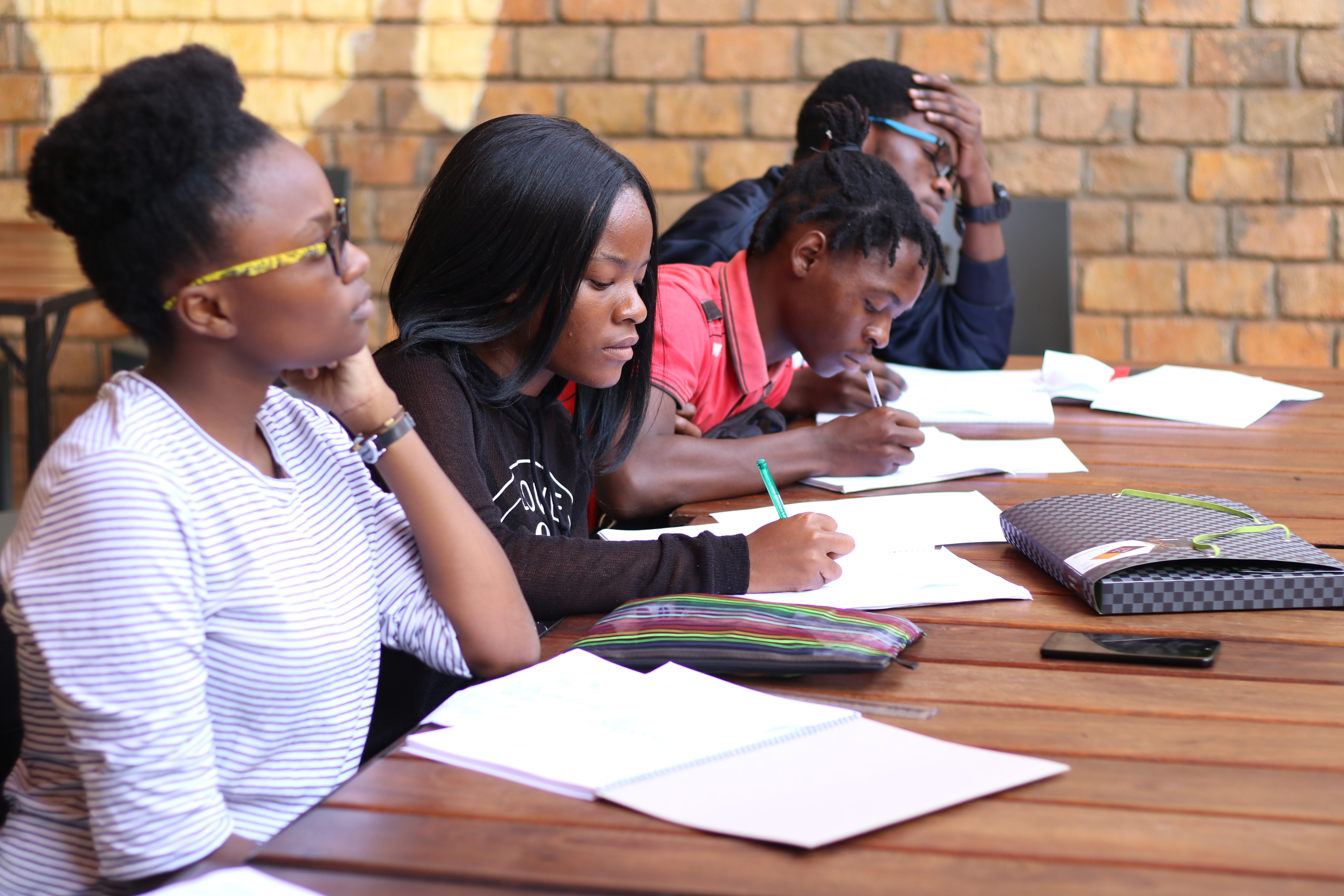 アフリカ遺児の教育支援