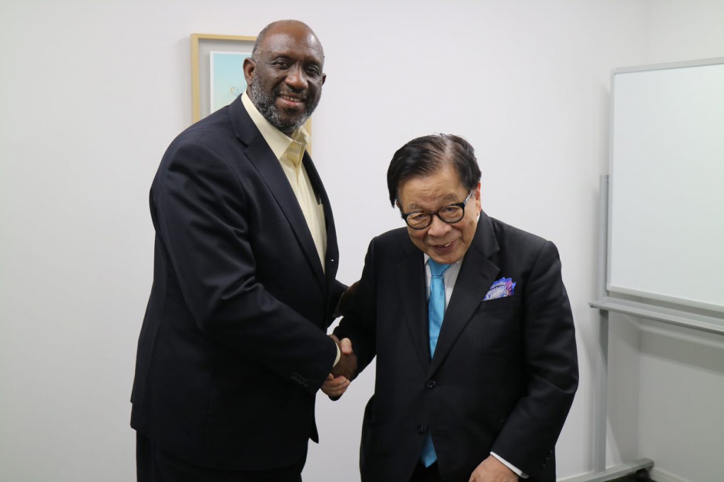 ウスビ・サコ学長と握手
