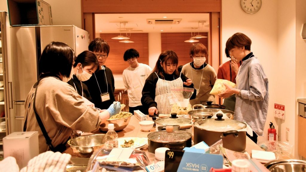 キッチンで皆で食事を作る