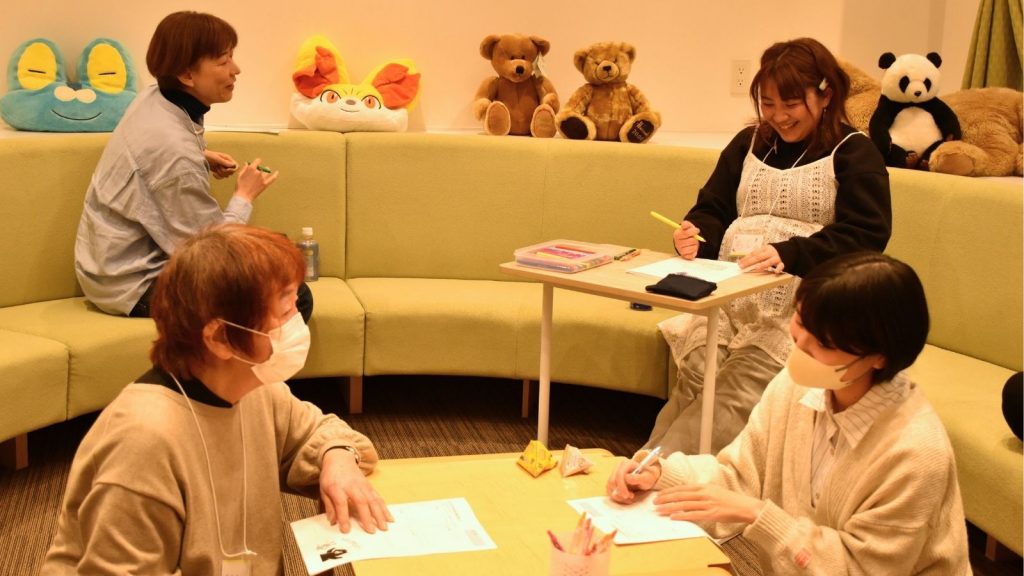 おしゃべりの部屋では、童心に返った気持ちで過ごせる