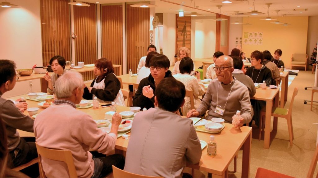 食堂で皆でご飯を食べる