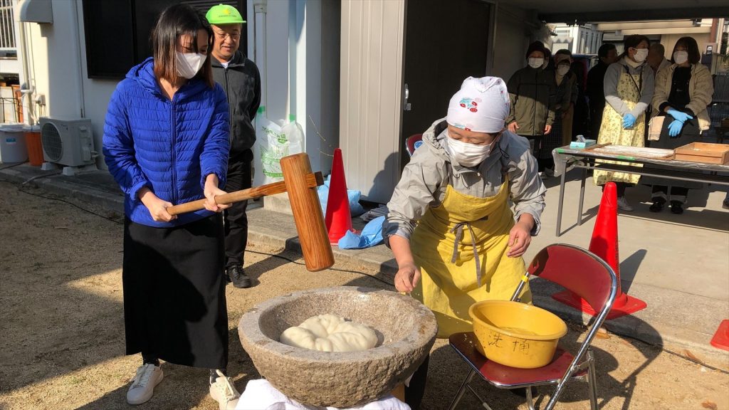 来年は良い年になりますように―心塾生が地域住民と餅つき【神戸】