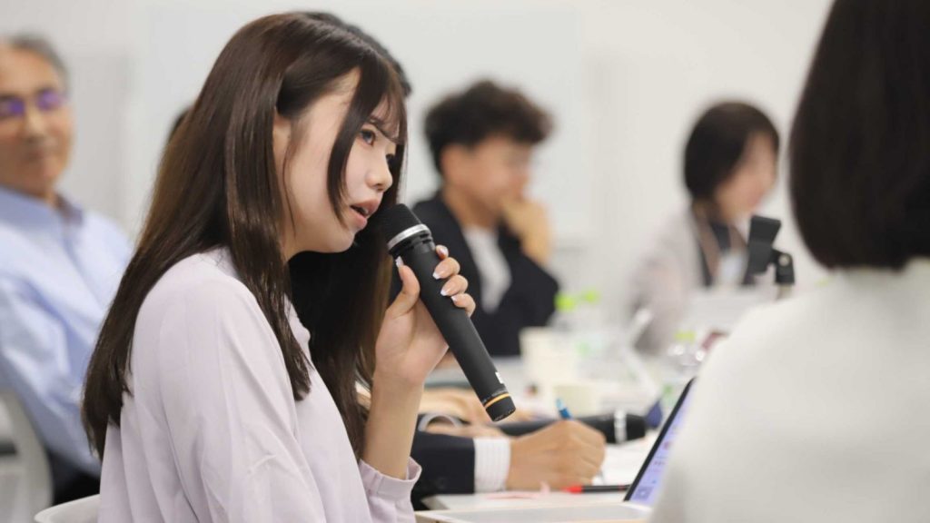 意見を述べる大学奨学生委員