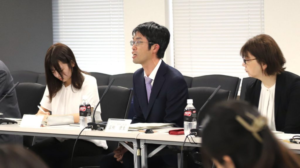 こども家庭審議会委員として発言する本会職員