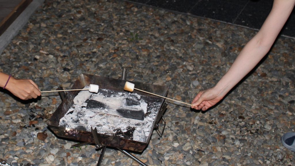 焼きマシュマロをする様子