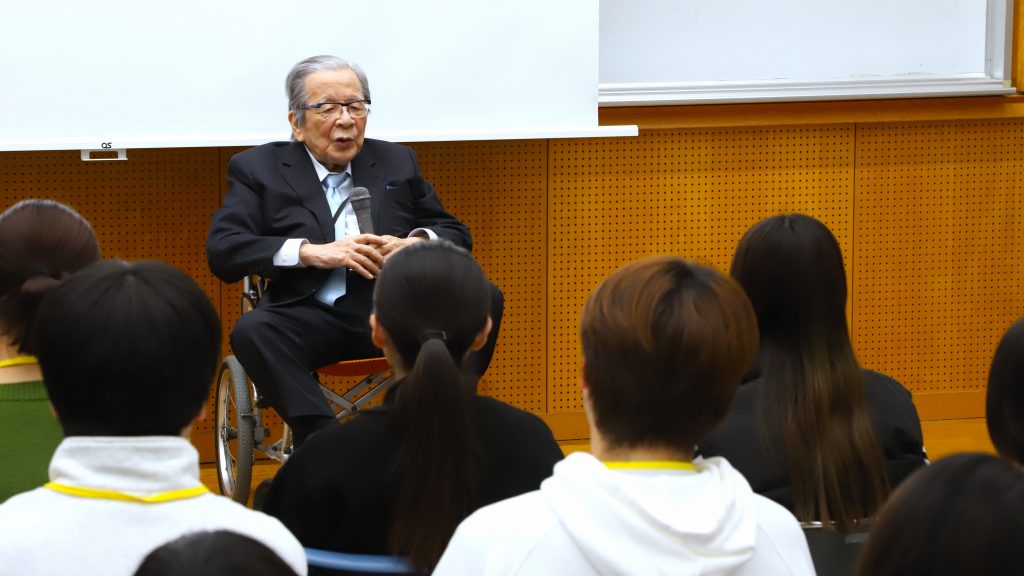 あしなが育英会会長の玉井義臣が、学生たちにメッセージを送る