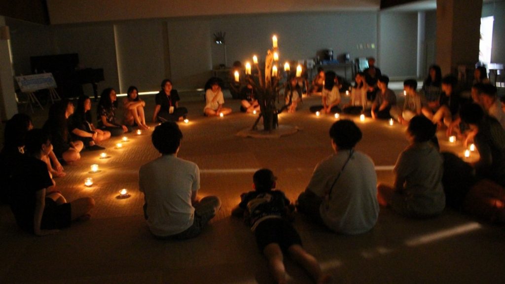 キャンドルの灯を囲む優しい時間