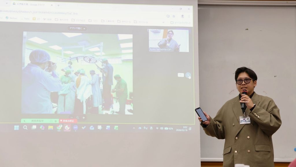 カンボジアでの一年間を発表する大学奨学生