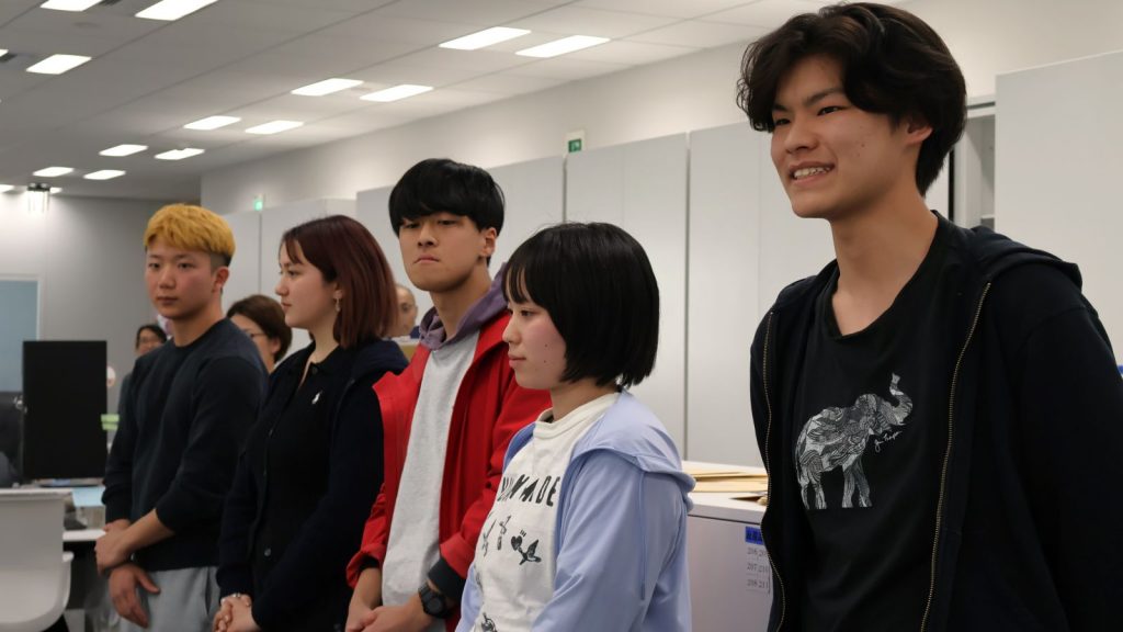 これからの意気込みを報告する大学生