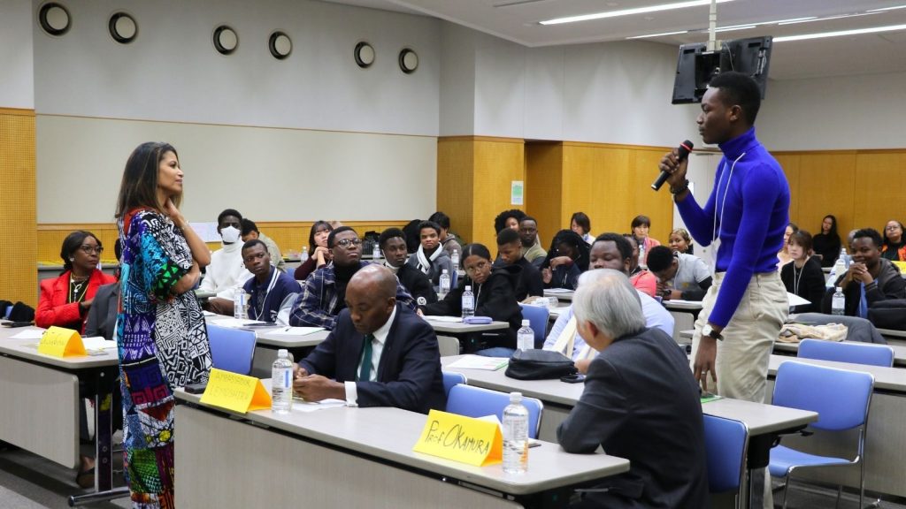 学生からの質問に答える