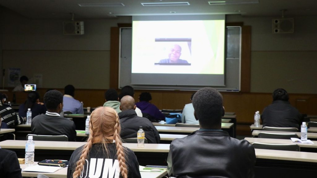 オンラインでアフリカとつなぎ、ロールモデルの話を聞く