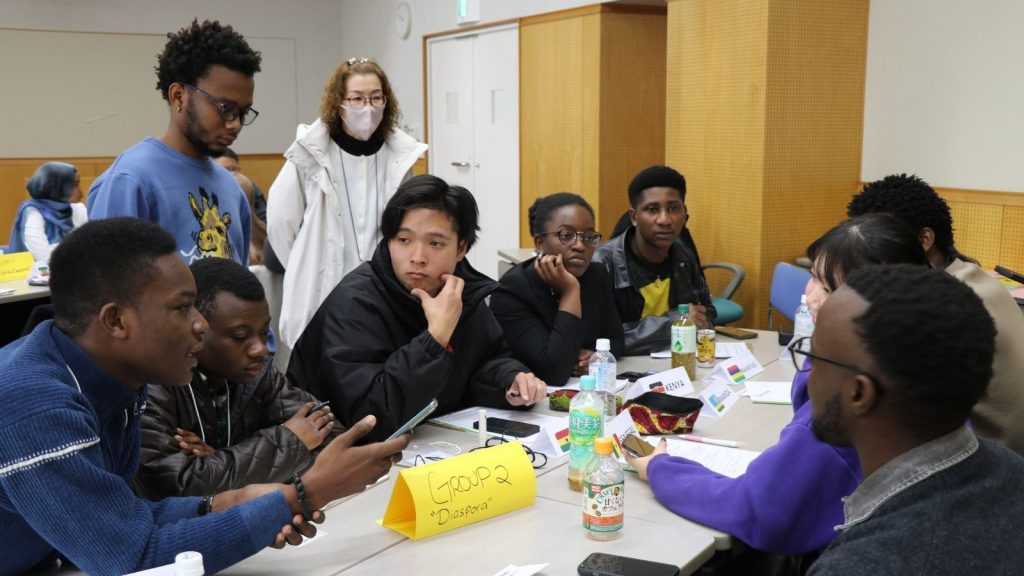 それぞれが国の代表として意見を述べ合う