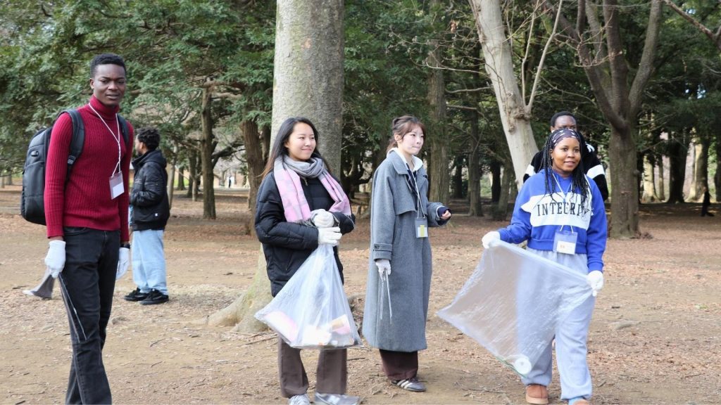 皆で公園のごみ拾い