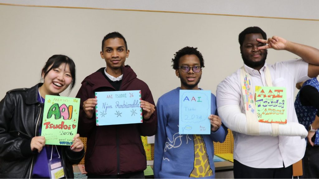 皆からの寄せ書きを手に