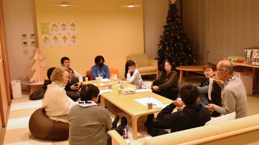 テーブルを囲みおしゃべりをする