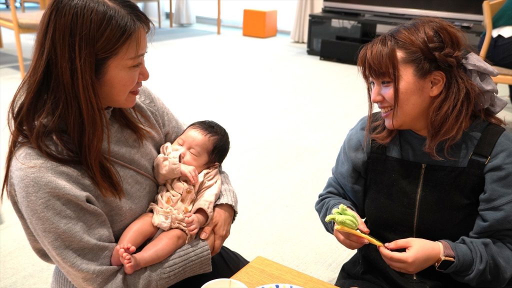 我が子を職員に紹介する