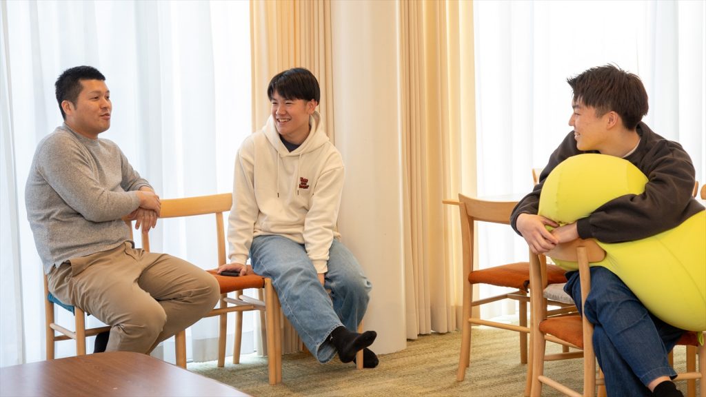 おしゃべりする職員と震災遺児