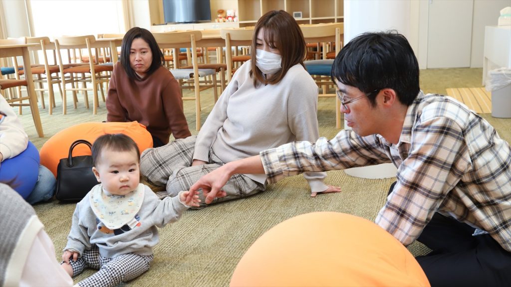 来館者と交流するあしなが育英会職員