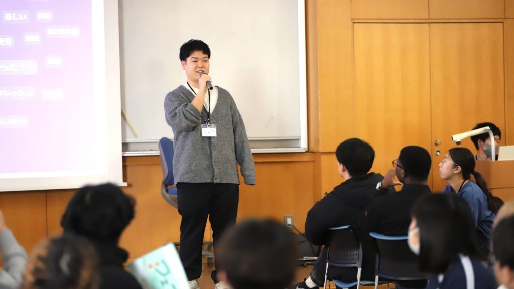 大学奨学生のつどいで運営隊長を務めるタカヒロさん