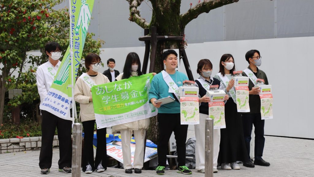 池田駅前での募金活動に臨むタカヒロさんの写真