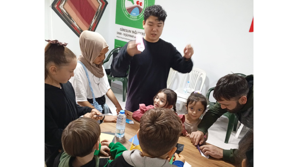 トルコで折り紙を教えるタカヒロさん