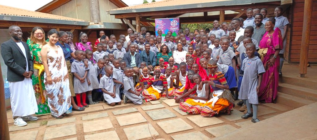 ブガンダ王国ワルゲンベ王子があしながウガンダ・レインボーハウスを訪問