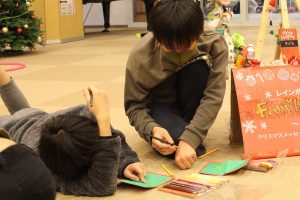 クリスマスカードづくりをする子ども達