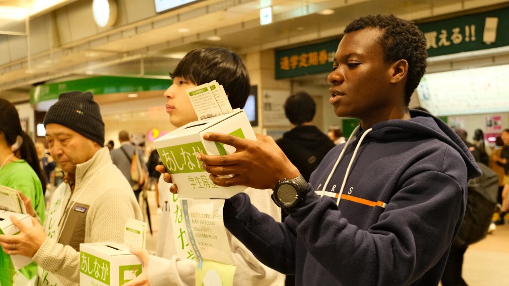 「どれだけ努力しても貧困で進学できない人がいる」デヴィさん（マラウイ）の街頭募金