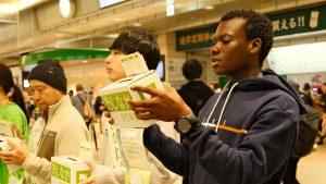 「どれだけ努力しても貧困で進学できない人がいる」デヴィさん(マラウィ)の街頭募金