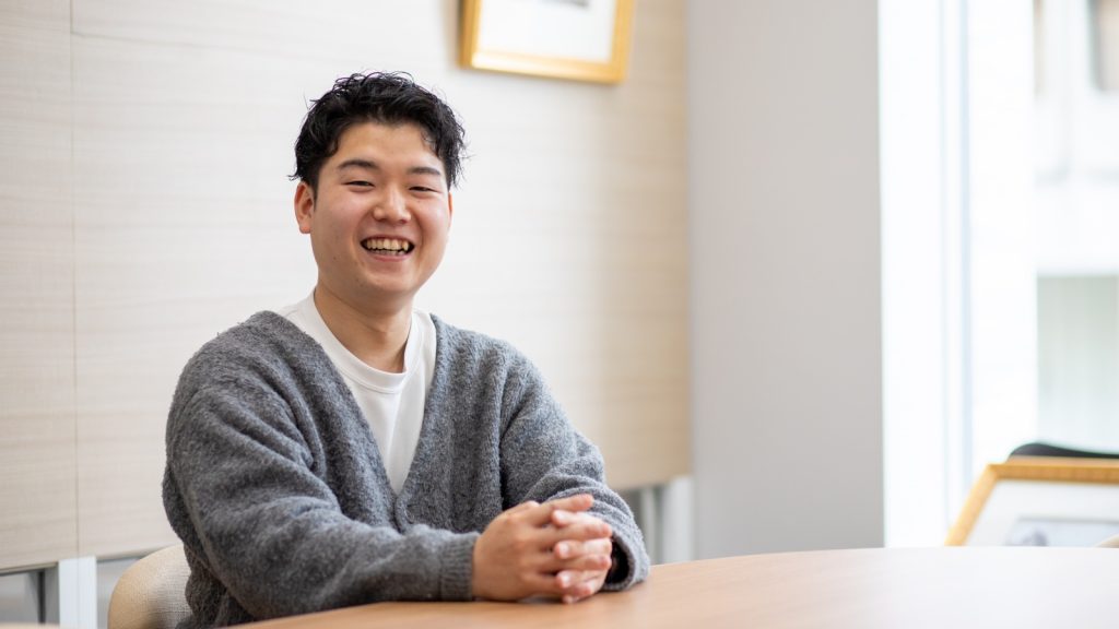 インタビューに答えるタカヒロさんの写真