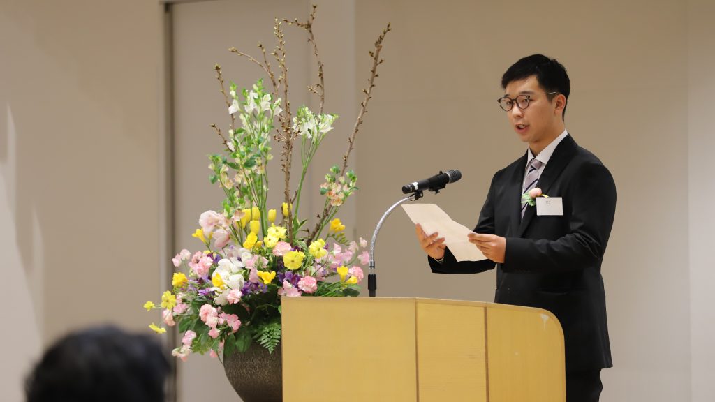 新入塾生を代表して抱負を語る春名さん