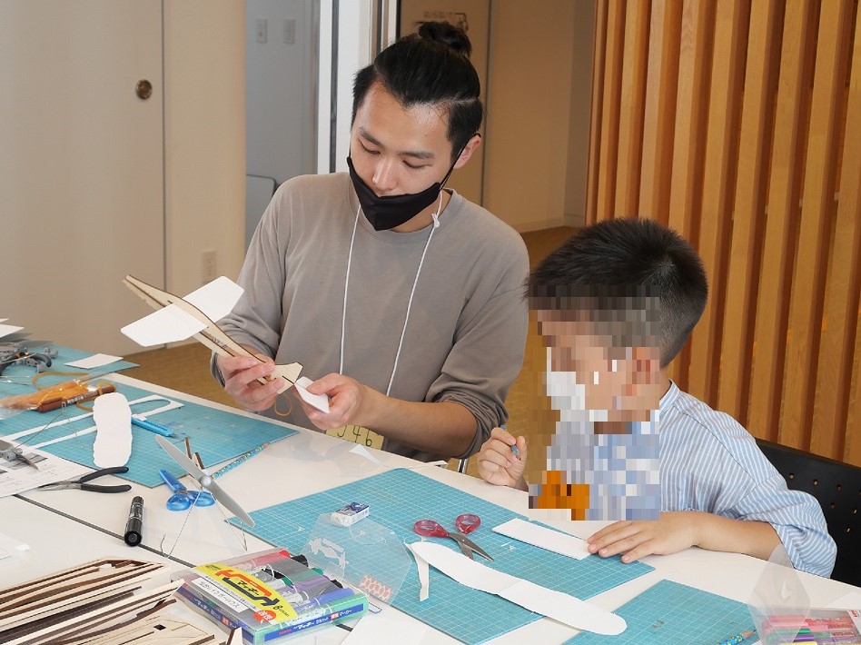 飛行機を制作する男の子