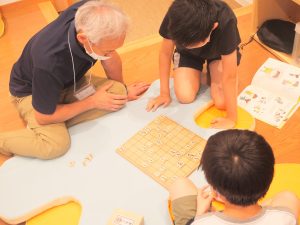 子どもと将棋をする様子