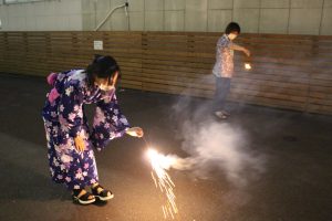 浴衣姿で花火をする様子