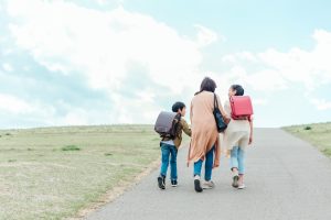 ランドセルの子どもとの後ろ姿