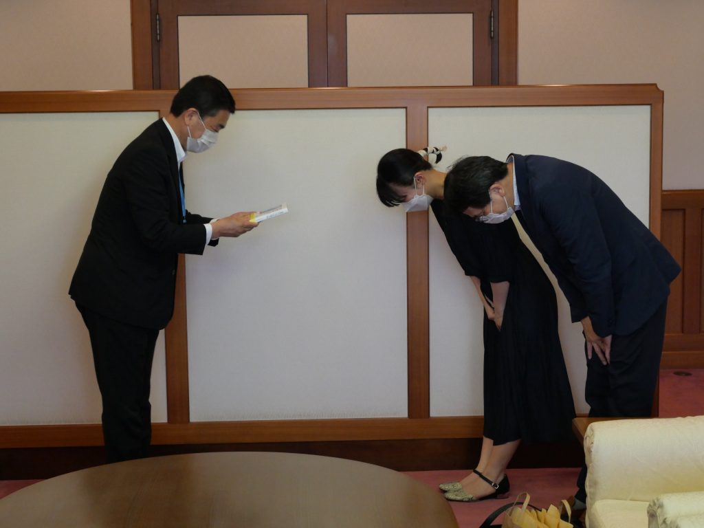 宮城県知事へ東日本大震災遺児作文集『お空から、ちゃんと見ててね。』を贈呈しました